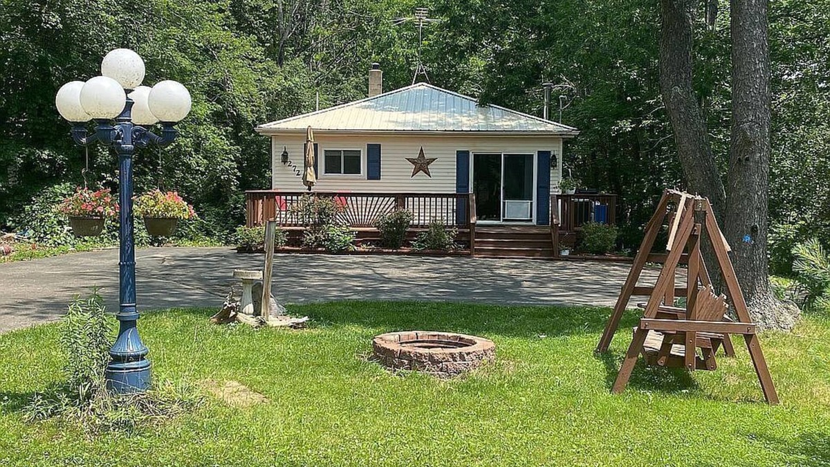 Hale Cabin | Charming rental within walking distance to public boat launch on Sage Lake!
