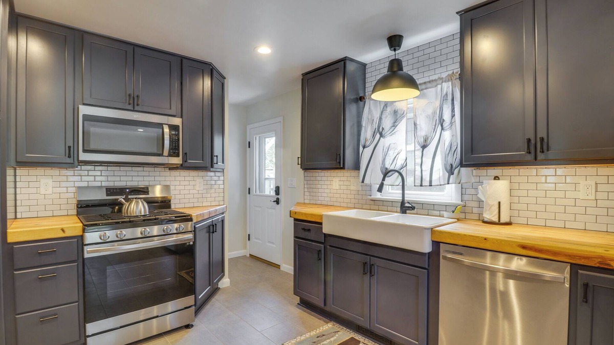 Fry's Spring House | Charming Retreat in Charlottesville w/Deck!