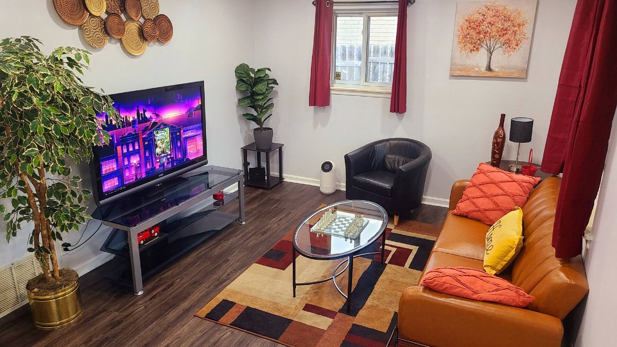 Dearborn Heights House | Charming Retreat, 30 min to Det & AA, Bonfire Pit