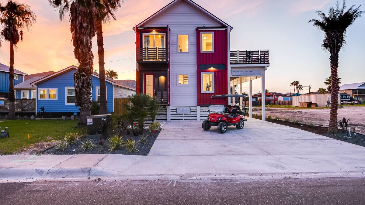 Shibui Sands House | Charming Retreat, cocktail pool, walking distance to the beach!