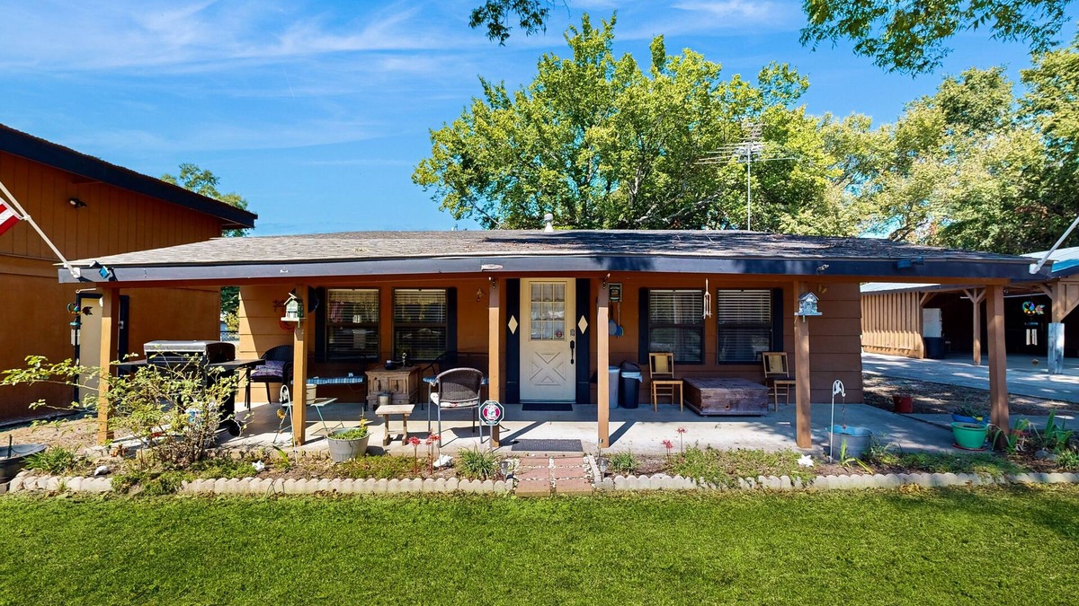 Longtown House | Charming retreat house with cozy living spaces, jetted tub, and Pet-friendly