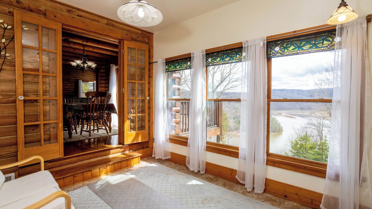 Draper House | Charming retreat in Draper, VA. Perfect for relaxation amidst scenic beauty. Book your stay now!