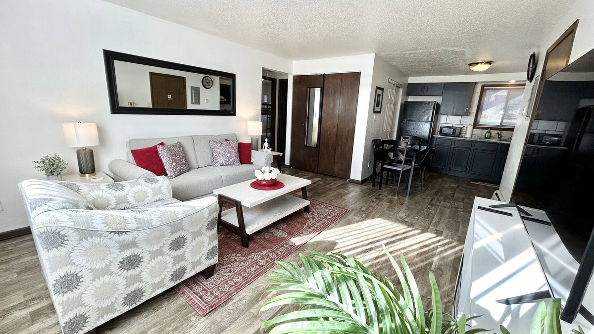 Marion Apartment | Charming Retreat in Marion, Iowa! ๐กโจ