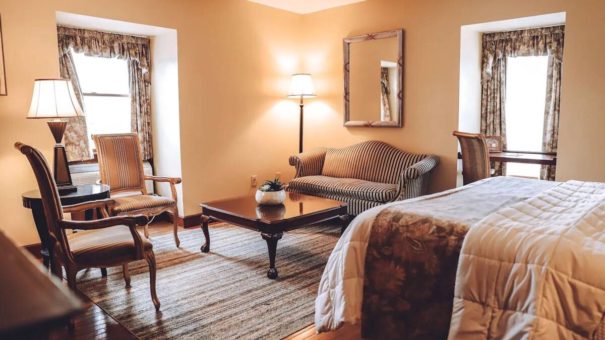 Milford House | Charming Retreat in Milford: Walking Distance to Local Attractions!