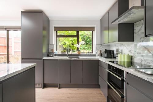 Hainault Apartment | Charming Retreat Near Grange Hill Central Line
