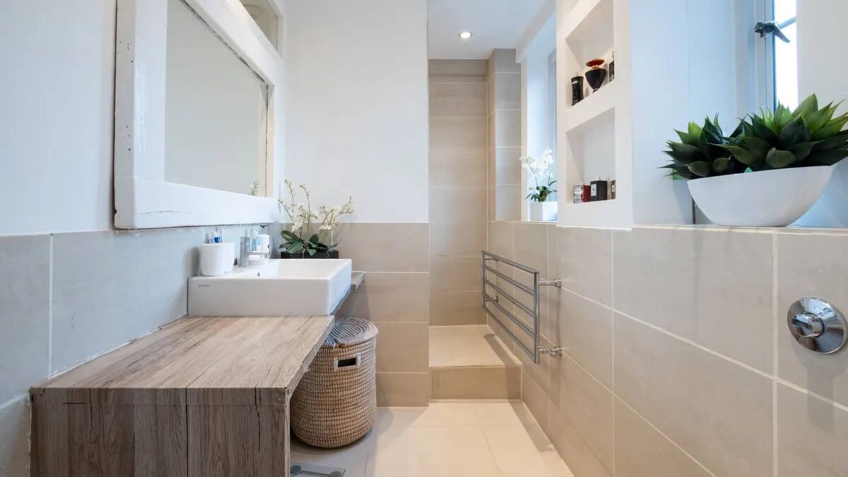 Camberwell Green Apartment | Charming retreat near top attractions. Family-friendly, spacious, and modern.