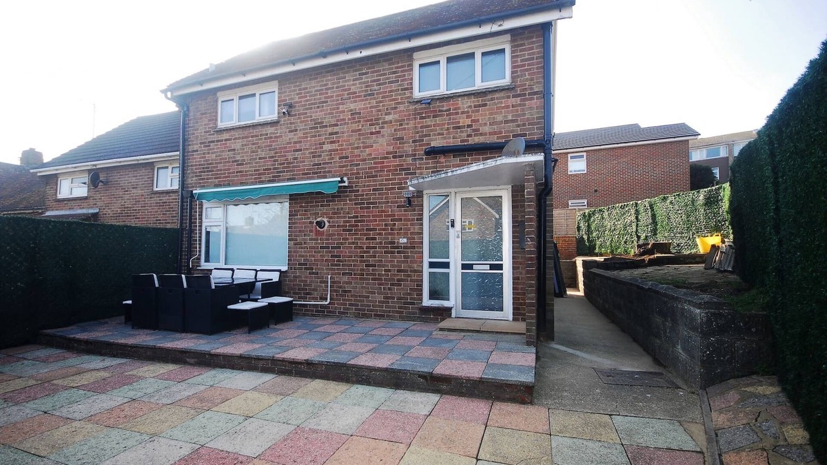 Woodingdean Apartment | Charming Retreat With Hot Tub & Sauna Sleeps 4