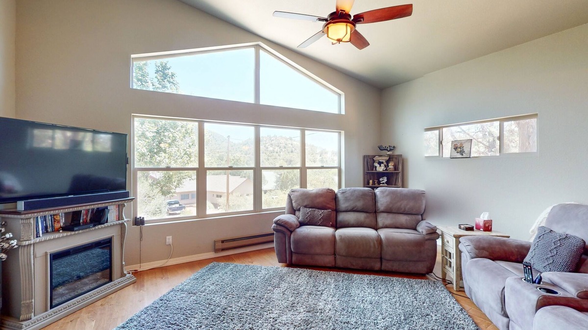 Payson House | Charming Retreat with Panoramic Views, Private Washer/Dryer & Free Internet