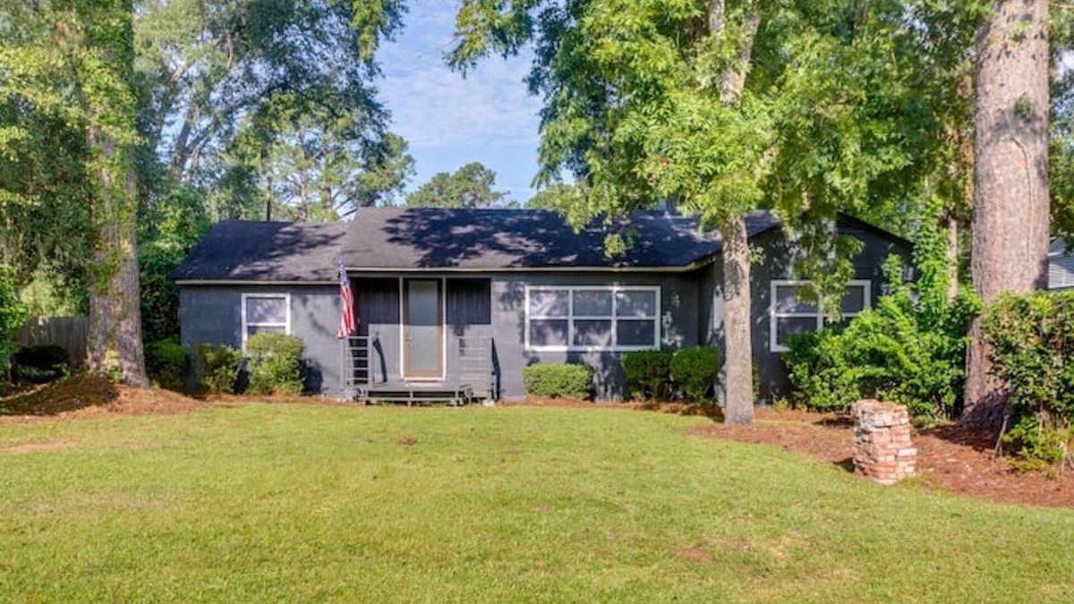 Valdosta House | Charming Retreat with a Fully Equipped Kitchen, Deck, and Easy Access to Parks