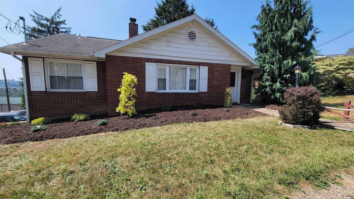 Morgantown House | Charming retro house on University Ave, walking distance from WVU Stadium.
