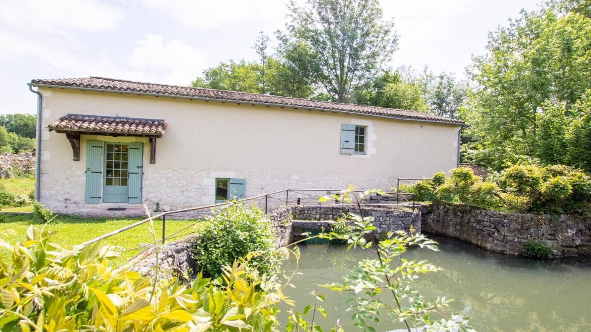 Conne-de-Labarde Cottage | "Charming Riverside Mill: Spacious Garden, Fishing Spot, Family-Friendly, Near Historic Sites"