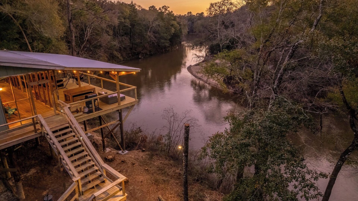 Hartford House | Charming River House, escape from the hustle and bustle of everyday life.