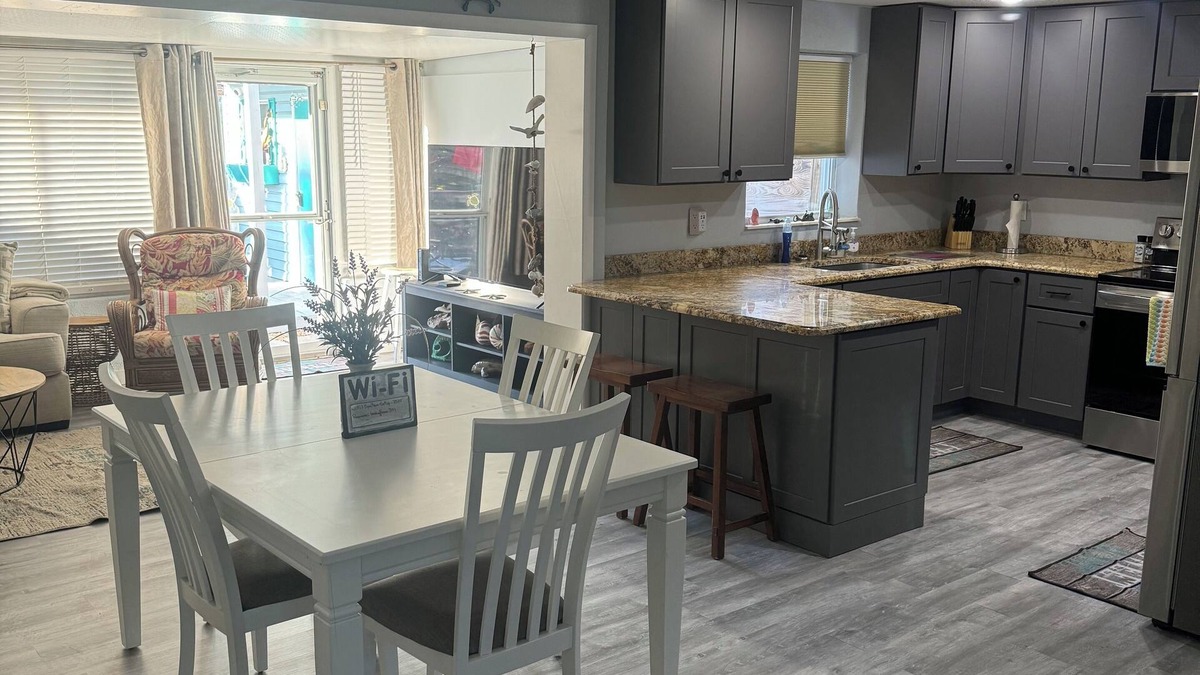 Weeki Wachee Gardens Cottage | CHARMING Riverfront Cottage. FREE KAYAKS, CANOE & MORE