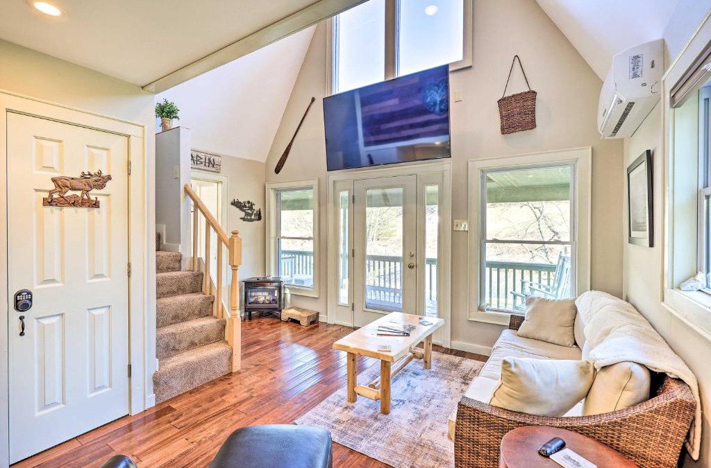 West Jefferson House | Charming Riverfront Cabin with Yard and Porch!