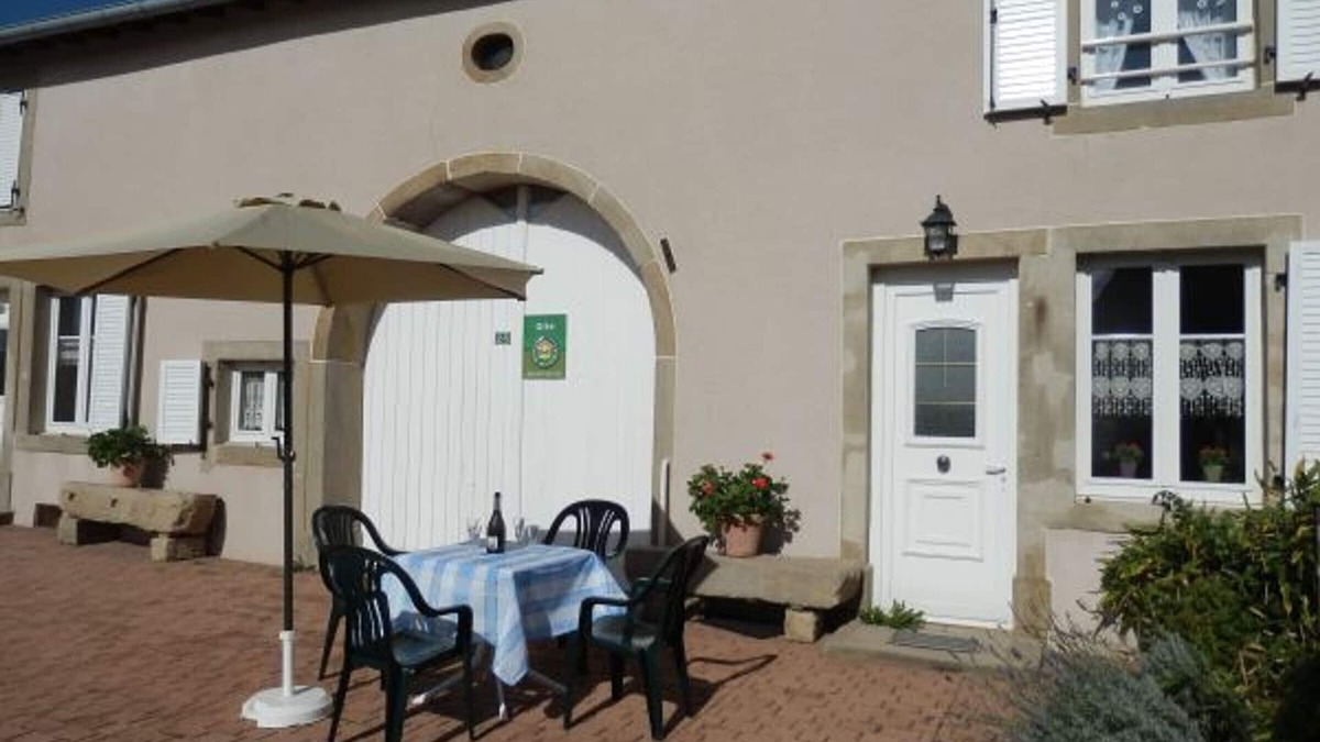 Lironcourt Cottage | Charming Riverside Cottage with Modern Amenities & Scenic Views - 28 Rue du Charmont, Lironcourt