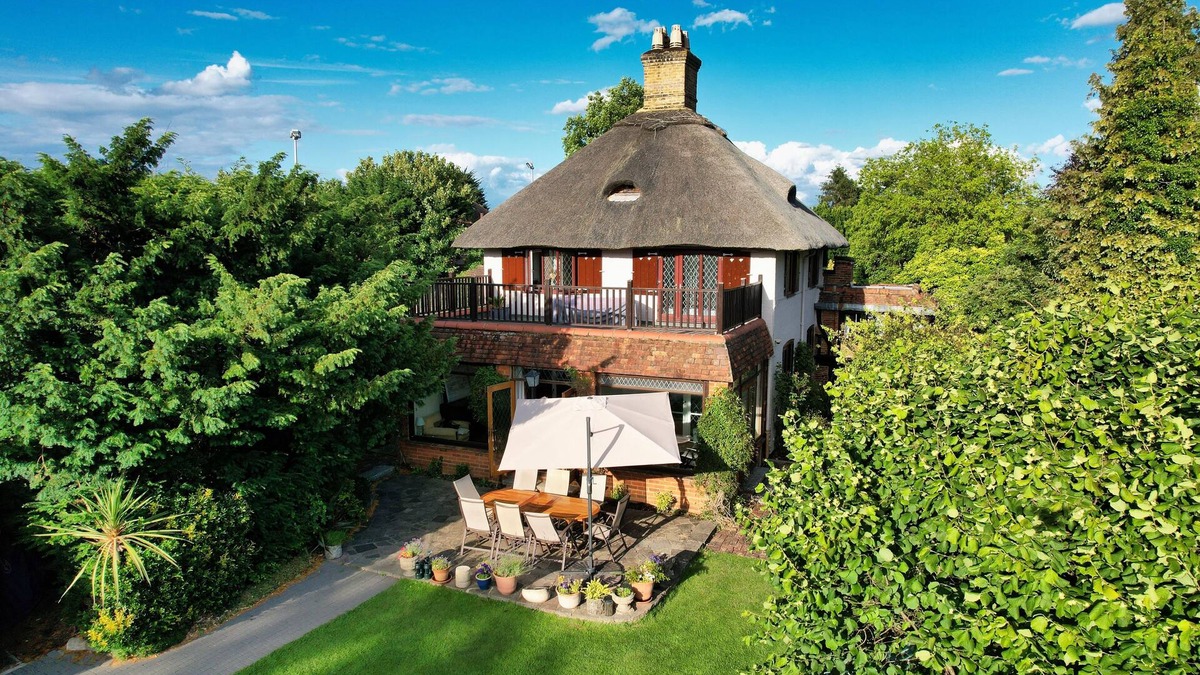 Wraysbury Cottage | Charming Riverside Cottage - Ideal for Families & Groups, Pool, Gardens & River