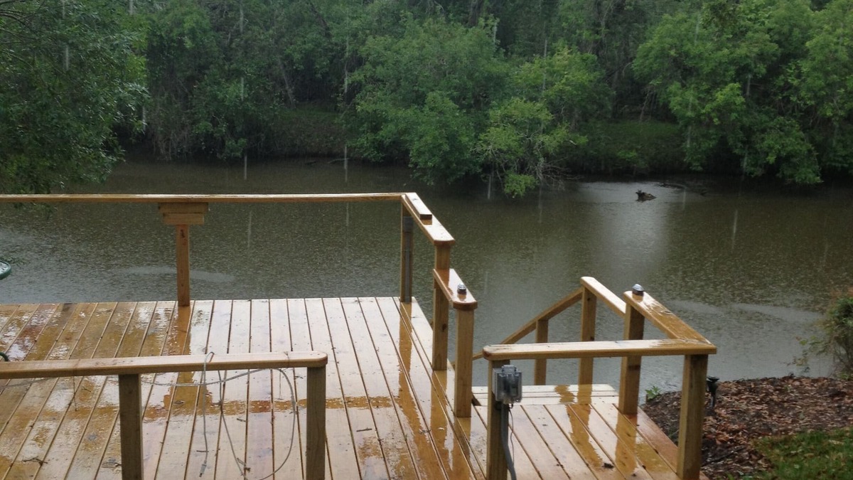 Elmaton House | Charming Riverside Home w/Deck and Fishing. 15 minutes to STP and Bechtel.