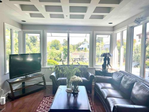 Dunbar Villa | Charming Riverside Villa - Golf - Airport - UBC
