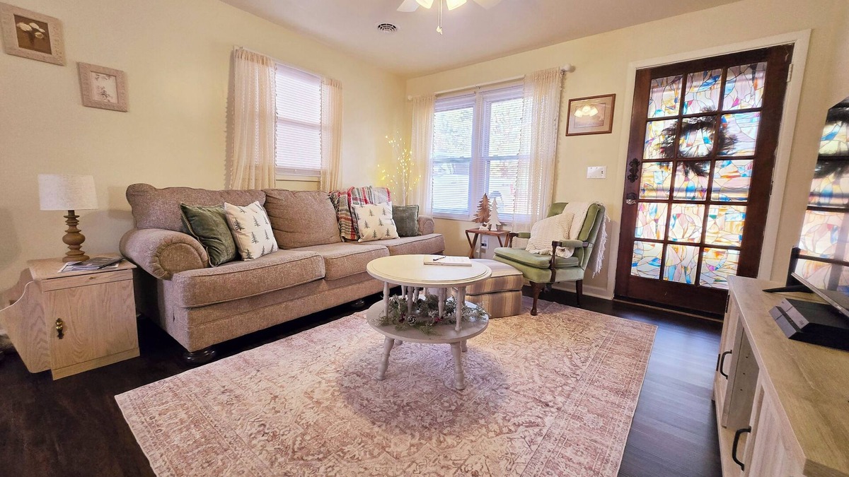 Bridgewater Cottage | Charming RiversideCottage- Firepit, Yard, pet friendly
