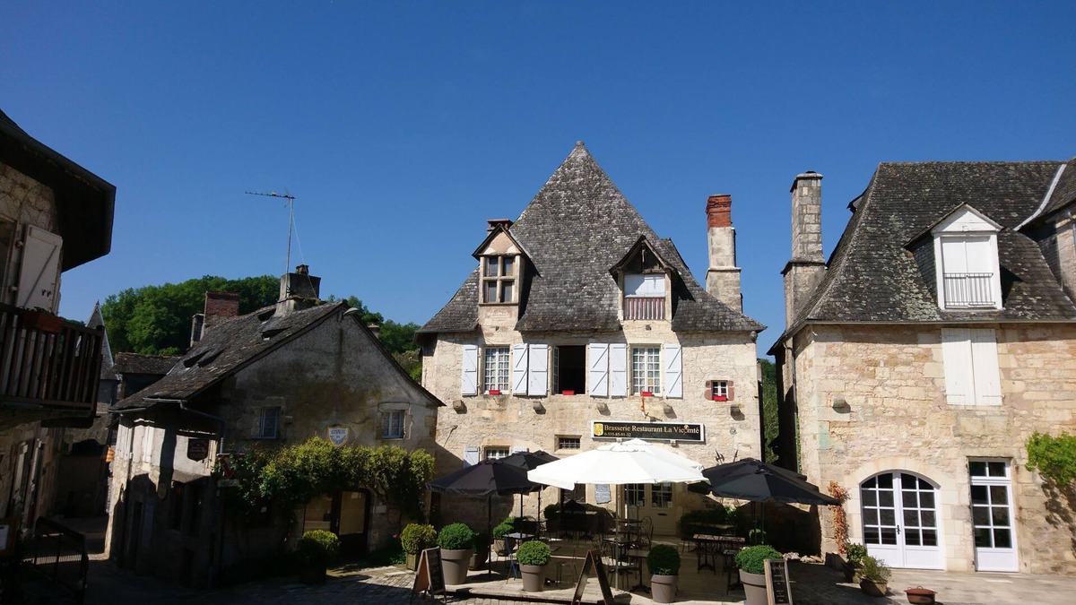 Turenne House | Charming Romantic Petit Chateau - all inclusive - in Turenne Centre