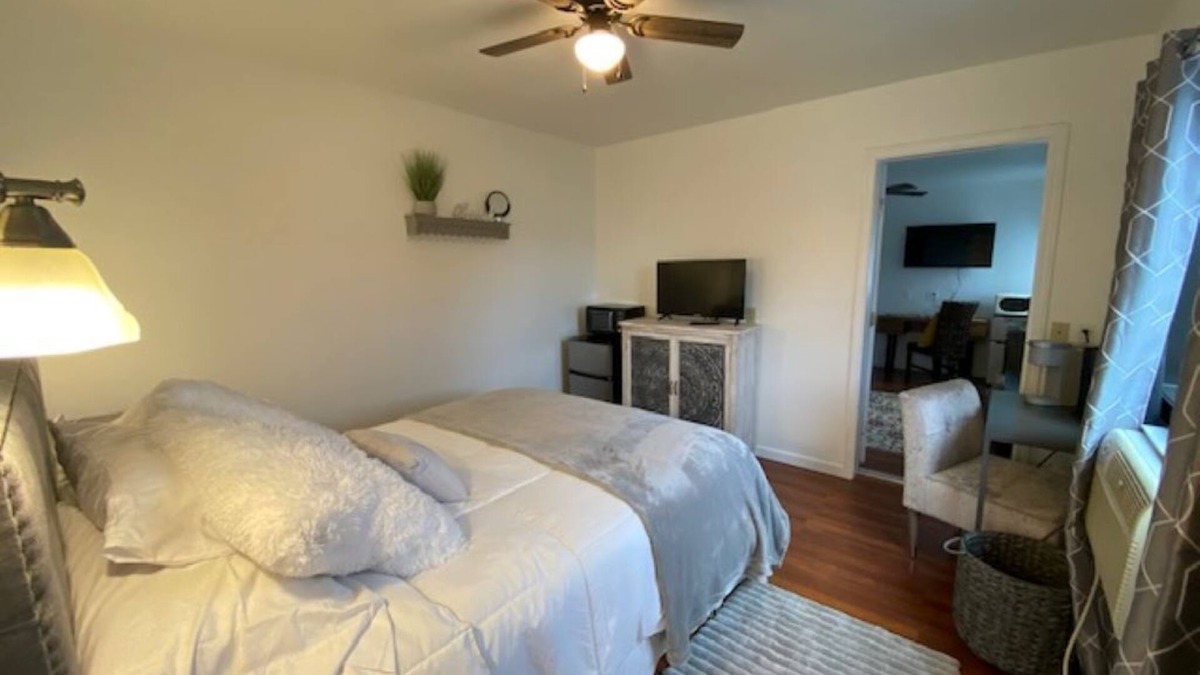 St. Maries Hotel | Charming Room 2 in St. Maries Inn