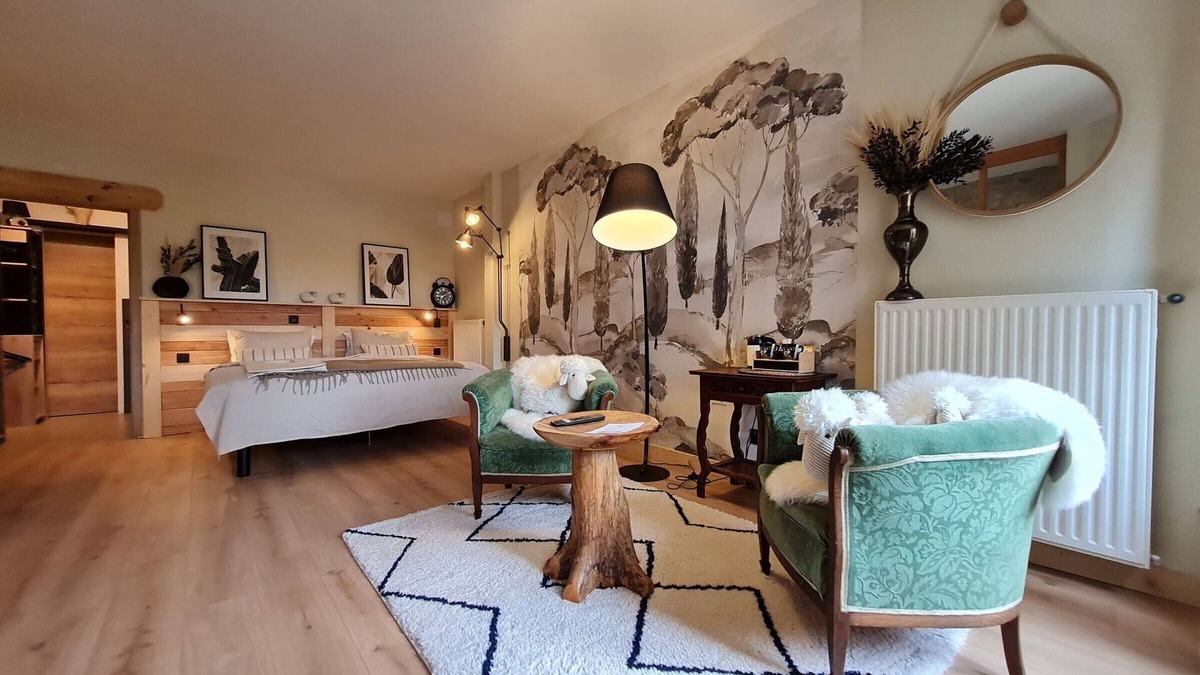 Pierrepont Bed & Breakfast | Charming room with private bathroom and lounge area
