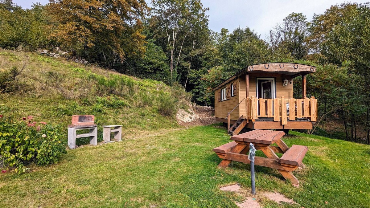 Ferdrupt Cottage | Charming Roulotte Stay: Streamside Serenity, Sauna, Massage & Ideal for Family or Friends