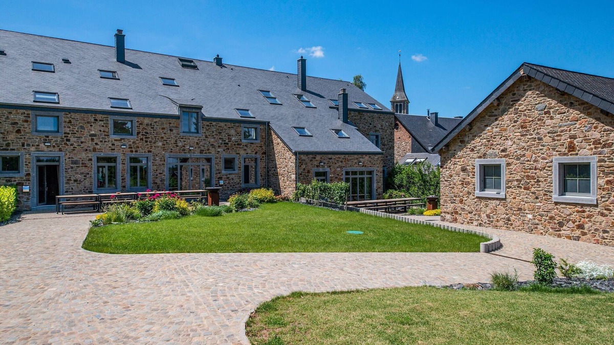 Bourseigne-Vieille House | Charming Rural Retreat