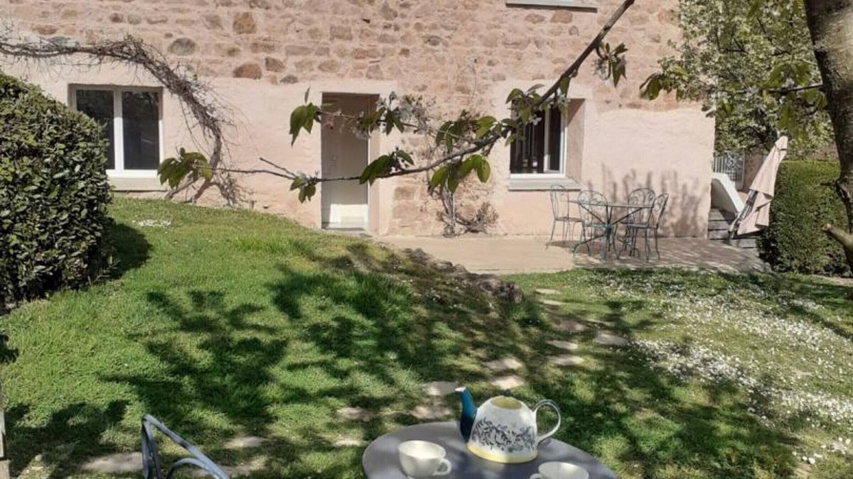 Sevelinges Cottage | Charming Rural Gîte with Terrace, Garden, and Theater Workshops in Sevelinges