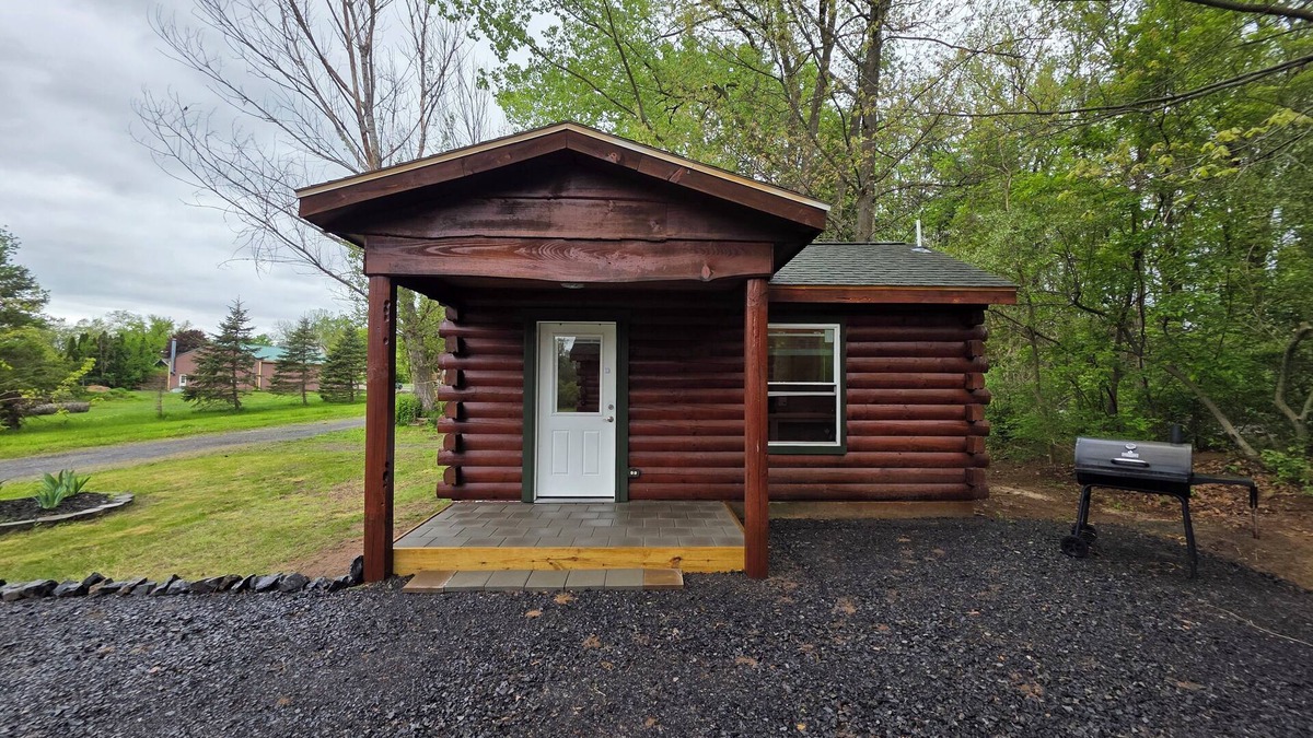 Waterloo Cabin | Charming Rustic Cabin #5 near canal