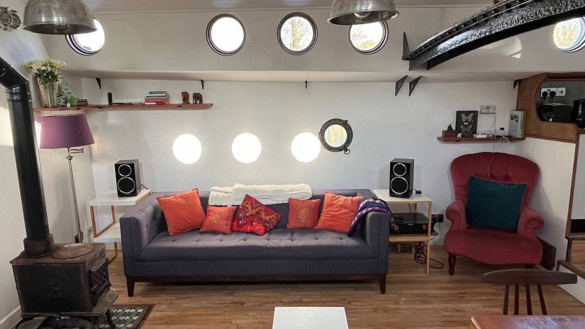 Bray Apartment | Charming Rustic houseboat at Bray Marina