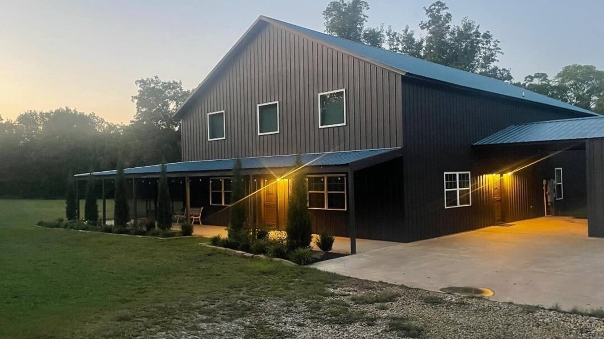 Cleveland County House | Charming Rustic/Modern Barndominium with HotTub near MW City, Tinker AFB, and OU