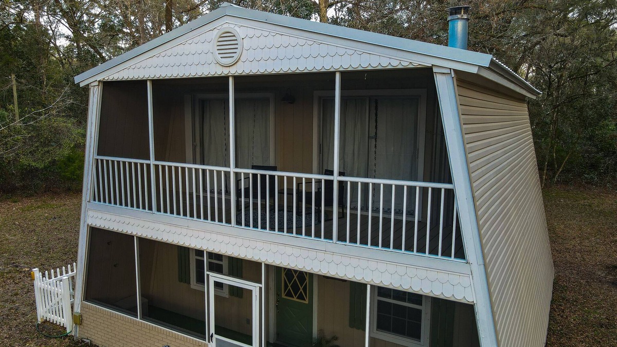Fort White Cottage | Charming Santa Fe River Cottage - 10-15 min from 3 of FLA's most popular springs