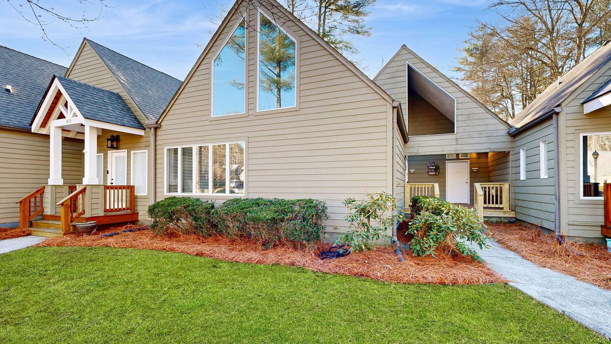 Sapphire Apartment | Charming Sapphire, NC Condo: Cozy, Dog-Friendly, Pool, Golf Course, & More