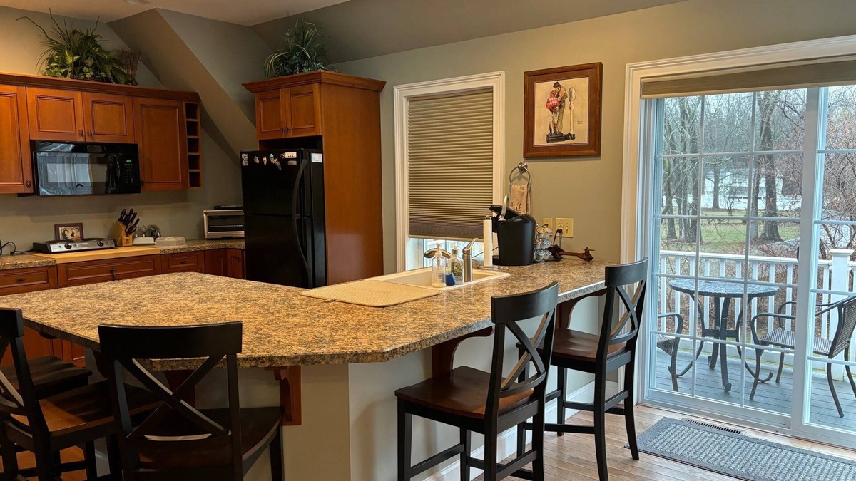 Saratoga Springs Apartment | Charming Saratoga studio '09: walk to track, SPAC, downtown! Private entry/deck.