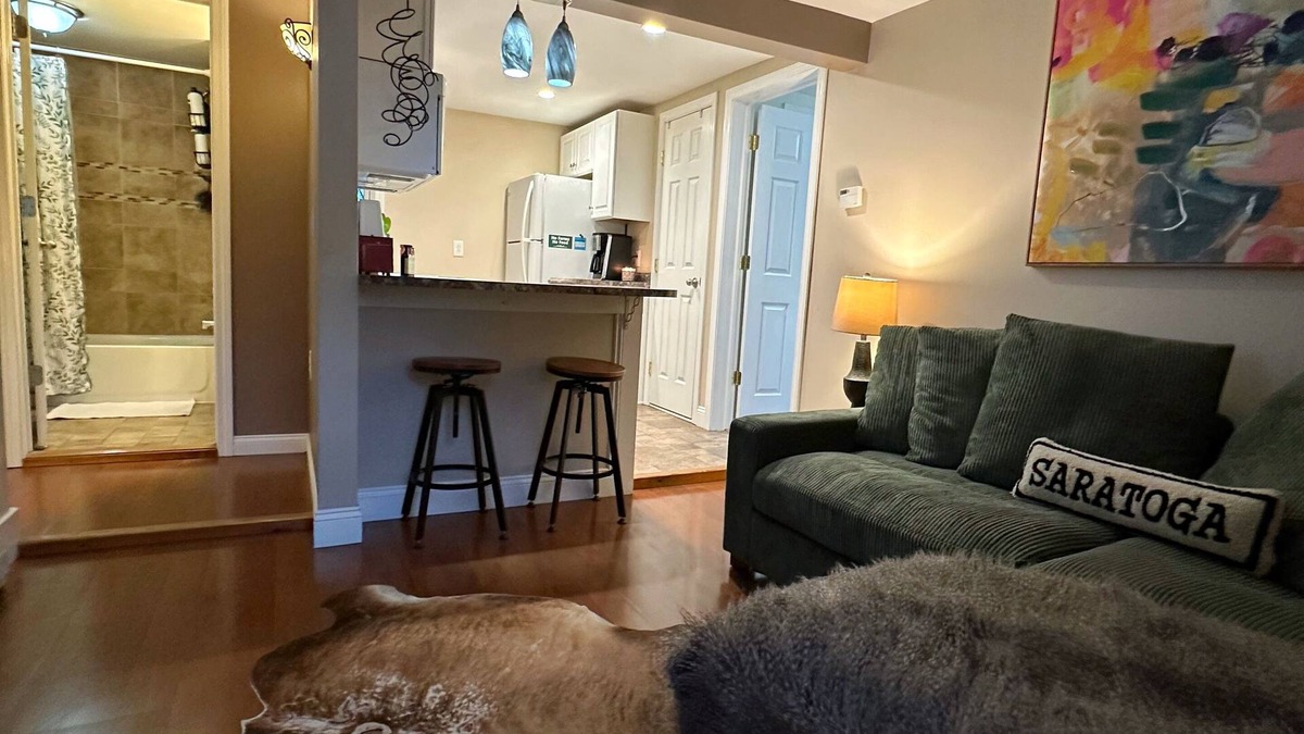 Saratoga Springs Apartment | Charming Saratoga Springs Apartment - Perfect For Your Fall Getaway!