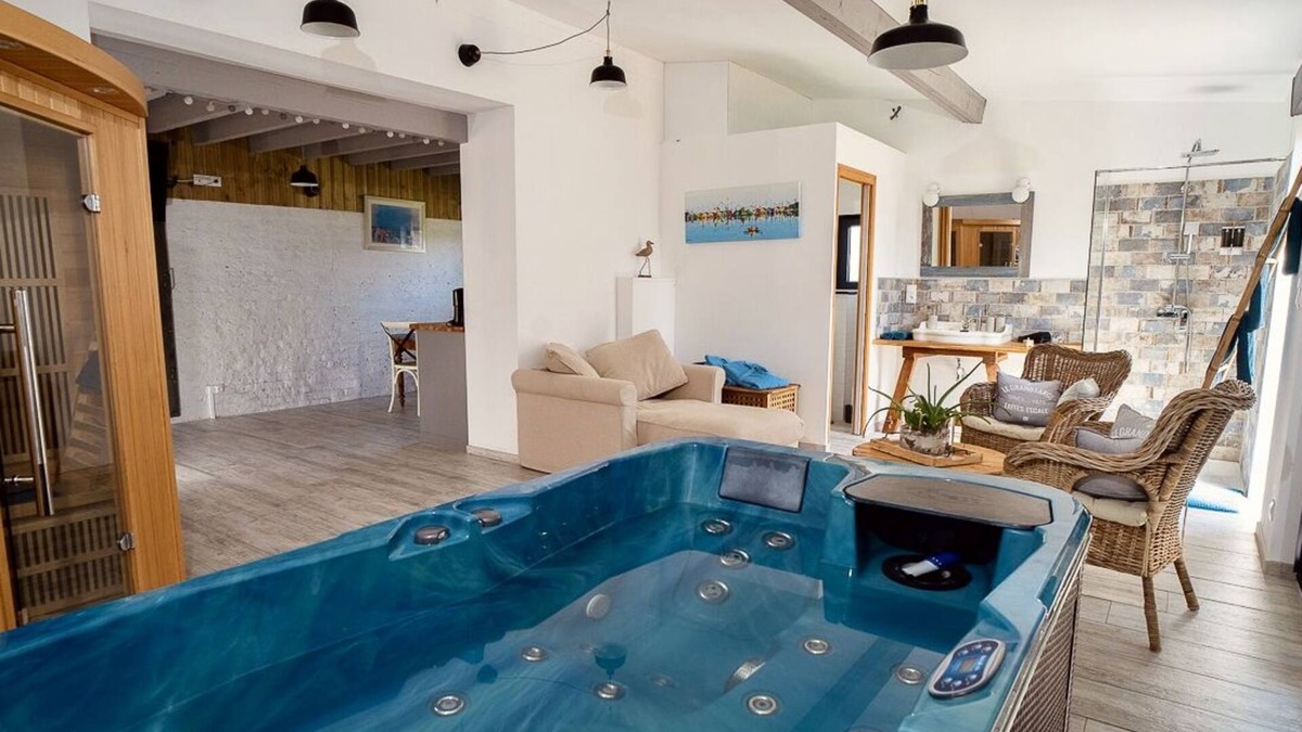Gravelines Cottage | Charming sea-themed gîte with jacuzzi and private sauna