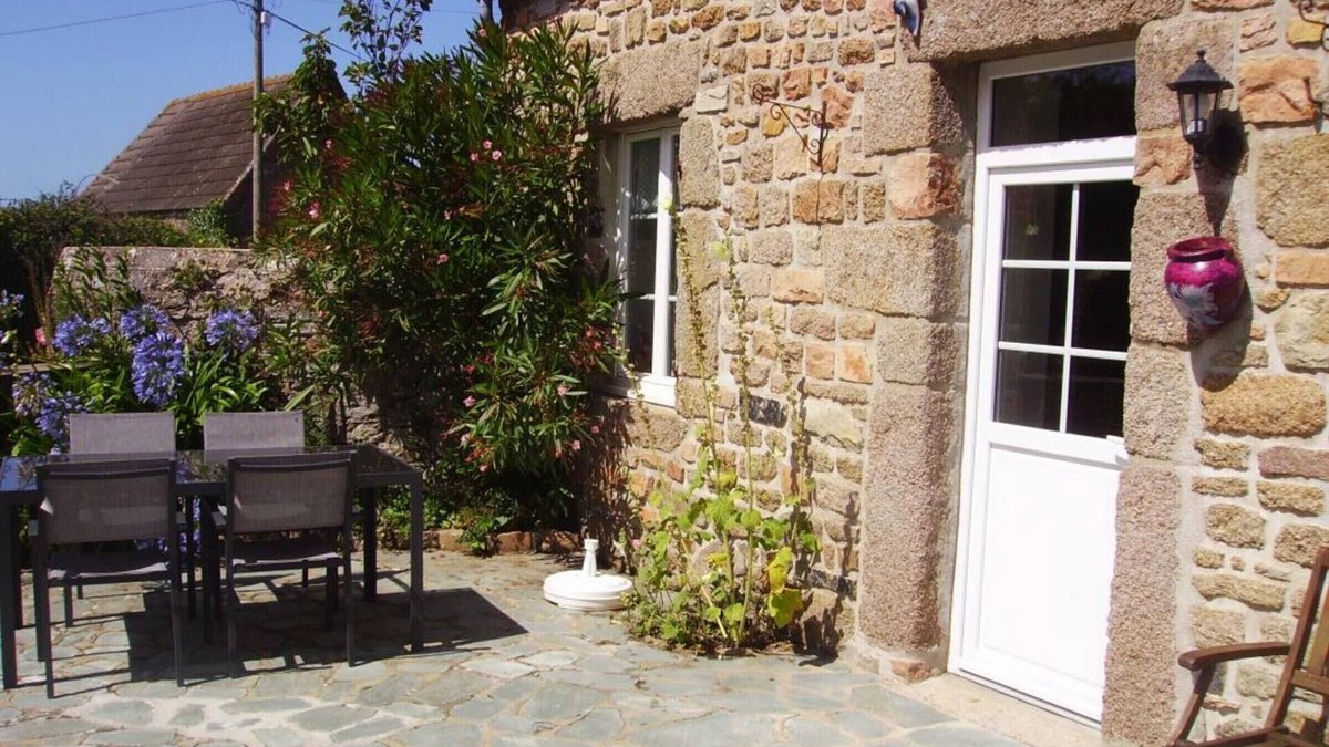 Vrasville Cottage | Charming Seaside Cottage for 4 with Fireplace, Garden, and Modern Amenities in Vicq-sur-Mer