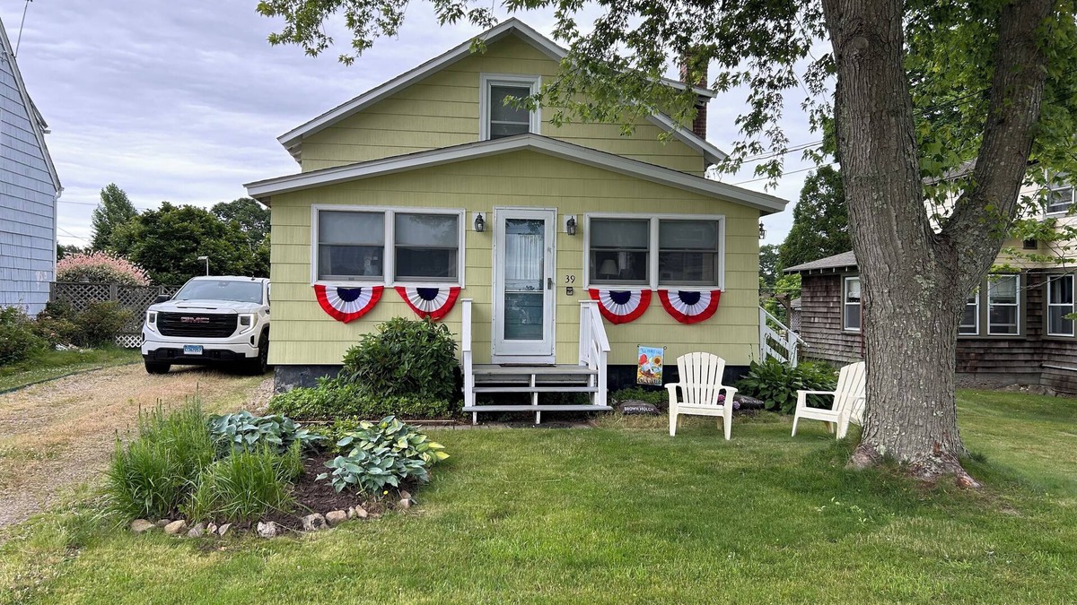 Lords Point House | Charming Seaside Cottage 2-bedroom with WiFi, AC in Lord's Point ,Stonington.