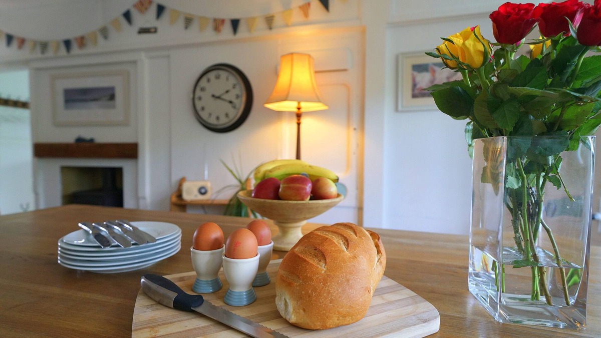 Selsey House | Charming Seaside Home, Full of Character (Old railway carriages) Pet Friendly,