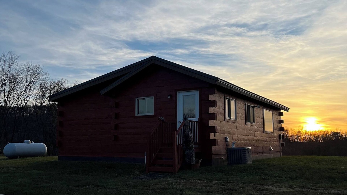 Richland Center Cabin | Charming secluded 2-bedroom cabin with WiFi, AC in peaceful Richland Center