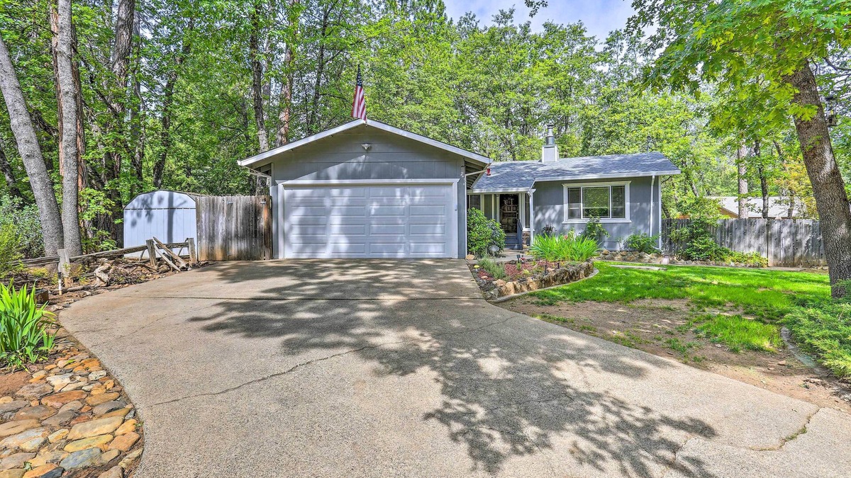 Lakehead-Lakeshore House | Charming Shasta Lake Retreat: Boat, Hike & Fish!