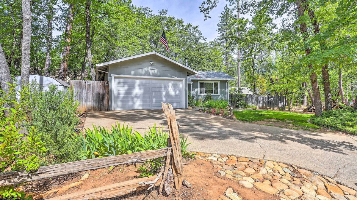 Lakehead-Lakeshore Cottage | Charming Shasta Lake Retreat: Boat, Hike & Fish!