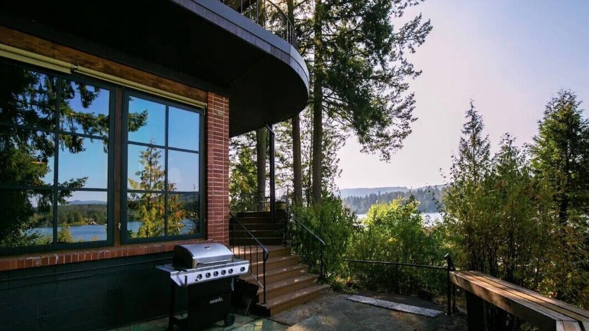 Shawnigan Lake Cottage | Charming Shawnigan Lake Front Cottage