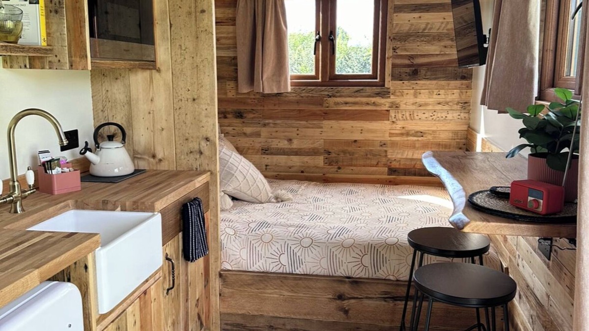 Lydiard Millicent Cabin | Charming Shepherds Hut in peaceful Lydiard Millicent walking distance to pub
