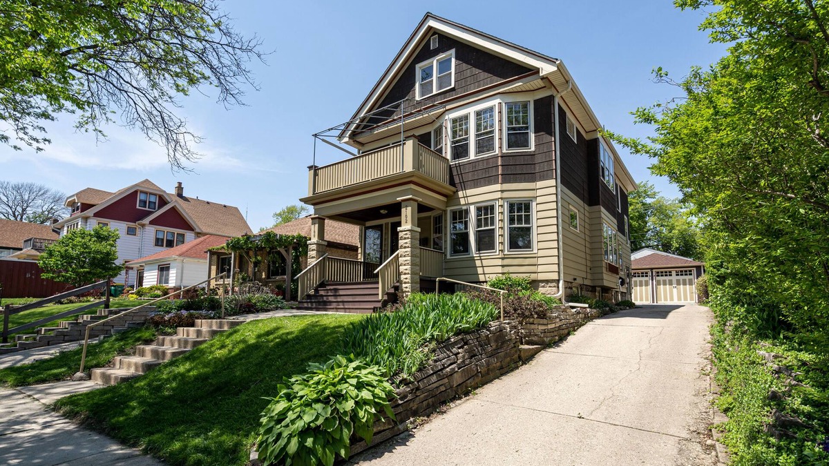 Shorewood House | Charming shorewood house near shops, free WiFi & Parking