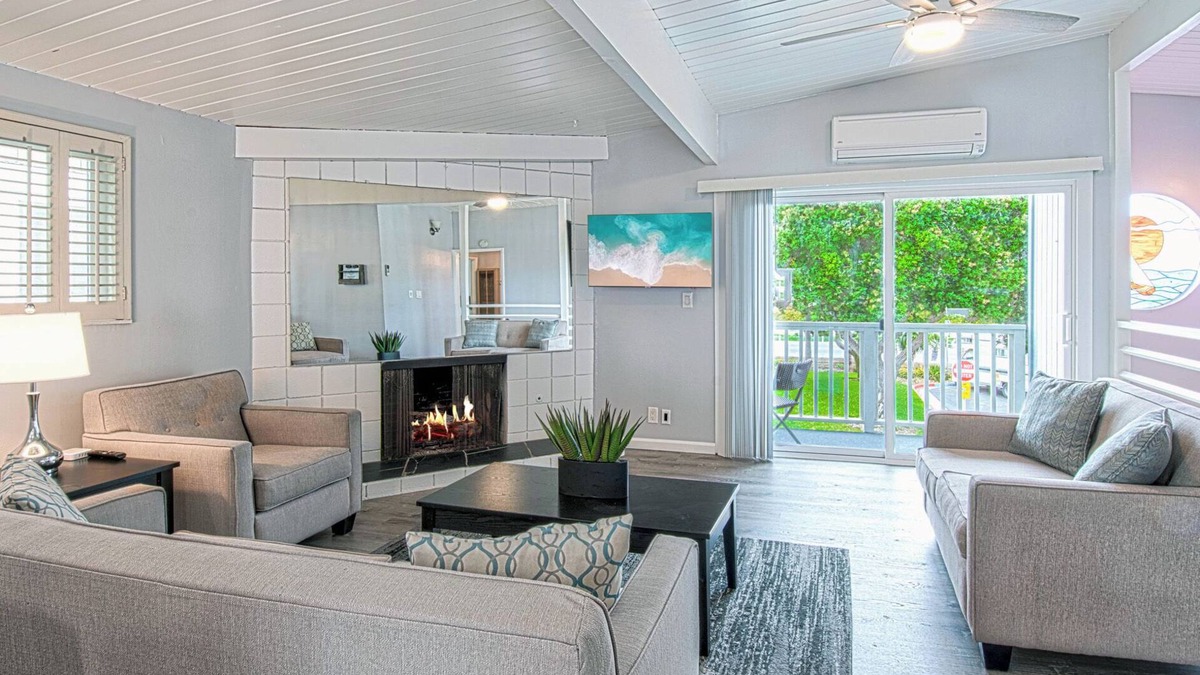 Newport Shores House | Charming single family home located just one house off the beach.