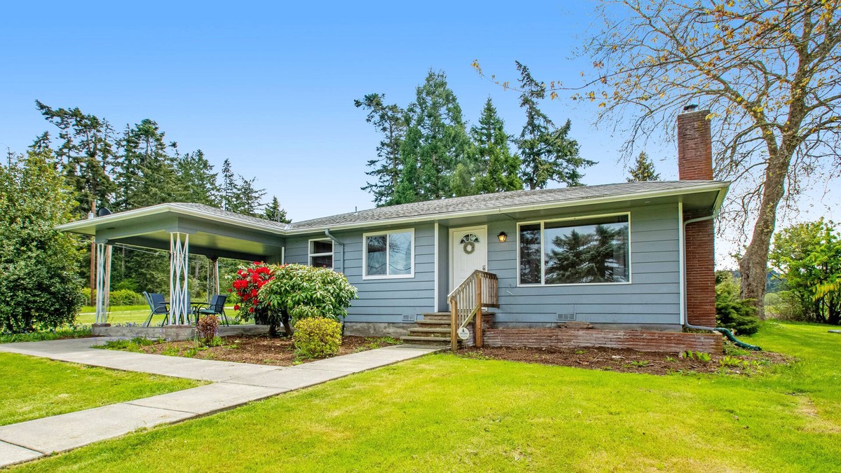 Oak Harbor House | Charming, single-level cottage with a wood fireplace, WiFi, kitchen, & patio