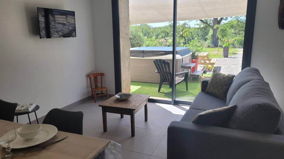 Couzon Cottage | Charming Single-Story Cottage with Spa, Comfort & Scenic Trails