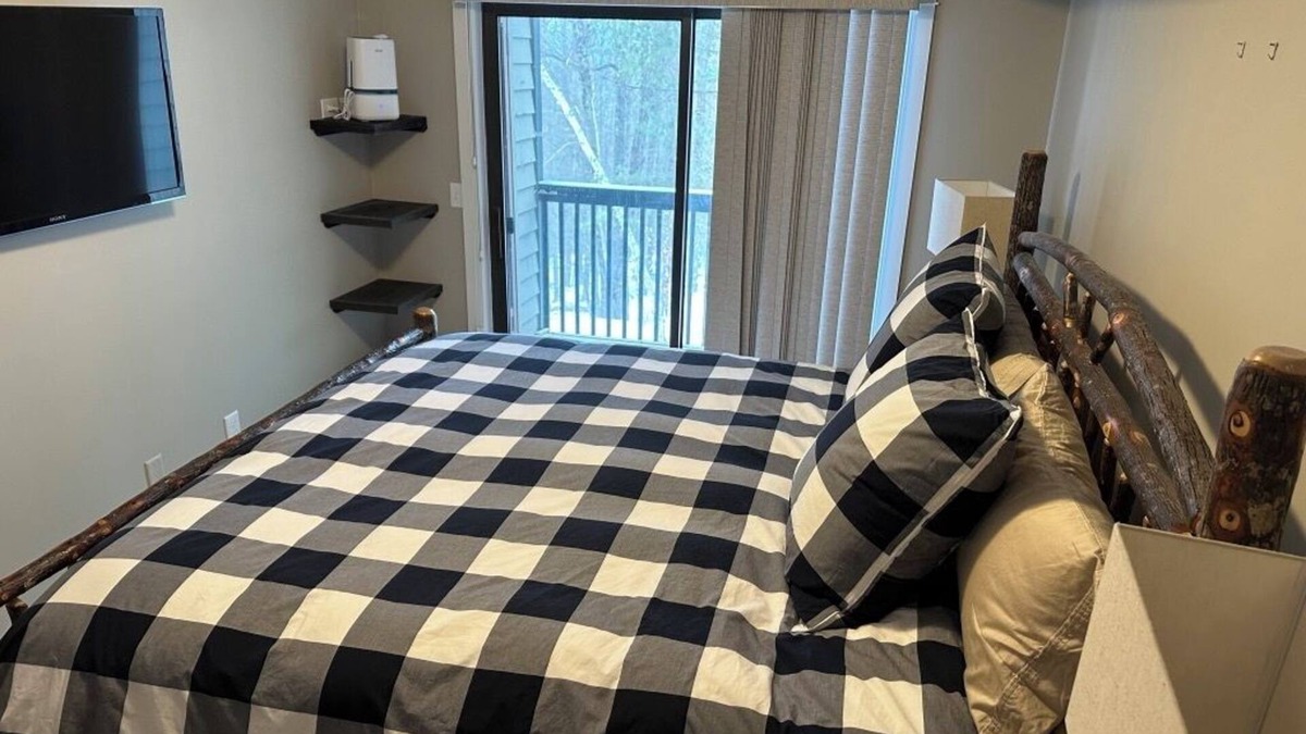 Ludlow Condo | Charming Ski Condo- Steps from the slopes!